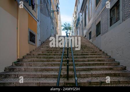Gradini in un vicolo ripido, Lisbona, Portogallo Foto Stock