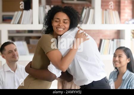 La gente varia abbraccia mostra empatia al counselling del gruppo Foto Stock