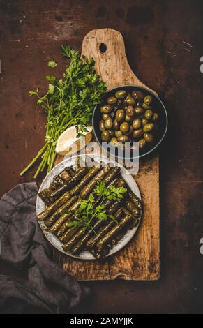 Piatto di tradizionale Dolma turco meze o spuntino a bordo Foto Stock