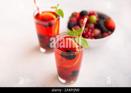 Estate Fresca berry drink con limone e menta. Foto Stock