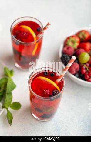 Estate Fresca berry drink con limone e menta. Foto Stock