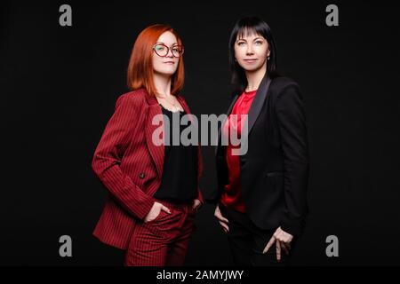 Due belle donne che indossano abiti eleganti in studio Foto Stock