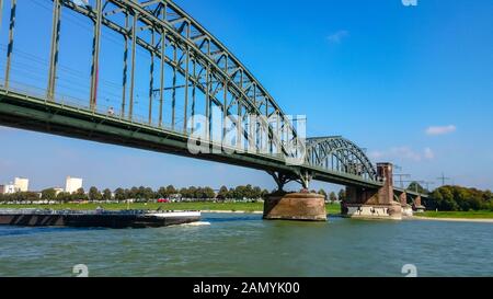 Una petroliera vele sul Reno sotto il ponte a sud di Colonia Foto Stock