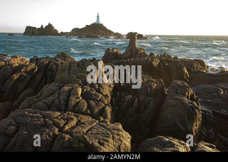 La Corbiere Lighthouse Jersey Isole del Canale della Manica UK prese al tramonto Foto Stock