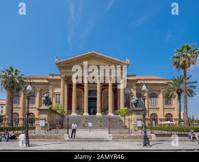 Il Teatro Massimo Vittorio Emanuele il 9 giugno 2015 a Palermo, Sicilia. L'opera house è stato aperto nel 1897. Foto Stock