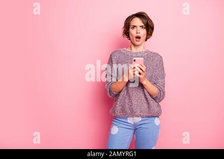 Ritratto di lei bella attraente bella abbastanza affascinante preoccupato indignato i capelli castani ragazza utilizzando la lettura di cella fake cattive notizie isolate su Foto Stock