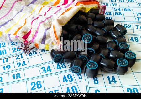 Borsa con botte e card per il gioco del lotto.numero blu in cerchio sulla botte nero Foto Stock