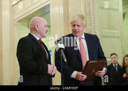 Il relatore dell'Assemblea dell'Irlanda del Nord e il membro del Sinn Fein Alex Maskey lascia che il primo Ministro britannico Boris Johnson parlino con i media all'interno della Great Hall presso Gli Edifici del Parlamento a Stormont, Belfast, Irlanda del Nord, il 13 gennaio 2020. Foto Stock