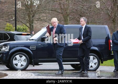 Il primo ministro britannico Boris Johnson (a sinistra) e il segretario di Stato per l'Irlanda del Nord Julian Smith (a destra) arrivano al castello di Stormont, Belfast, Irlanda del Nord il 13 gennaio 2020. Foto Stock