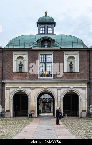 Danimarca, Copenaghen, Charlottenborg fu palazzo costruito 1672-1683. Esso ospita l'Accademia Reale Danese di Belle Arti, Royal Art Library Foto Stock