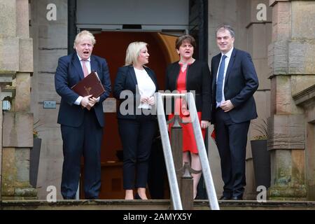 Il primo ministro britannico Boris Johnson (a sinistra) e il segretario di Stato per l'Irlanda del Nord Julian Smith (a destra) sono stati accolti dal nuovo vice Primo ministro Michelle o'Neill e Dal Primo ministro Arlene Foster a Stormont Castle, Belfast, Irlanda del Nord, il 13 gennaio 2020. Foto Stock