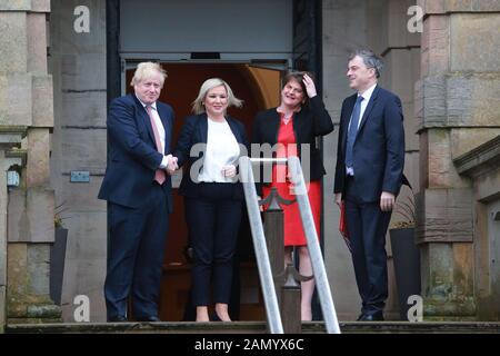 Il primo ministro britannico Boris Johnson (a sinistra) e il segretario di Stato per l'Irlanda del Nord Julian Smith (a destra) sono stati accolti dal nuovo vice Primo ministro Michelle o'Neill e Dal Primo ministro Arlene Foster a Stormont Castle, Belfast, Irlanda del Nord, il 13 gennaio 2020. Foto Stock