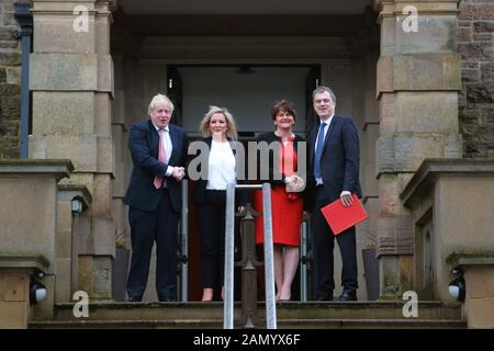 Il primo ministro britannico Boris Johnson (a sinistra) e il segretario di Stato per l'Irlanda del Nord Julian Smith (a destra) sono stati accolti dal nuovo vice Primo ministro Michelle o'Neill e Dal Primo ministro Arlene Foster a Stormont Castle, Belfast, Irlanda del Nord, il 13 gennaio 2020. Foto Stock