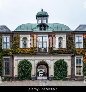 Danimarca, Copenaghen, Charlottenborg fu palazzo costruito 1672-1683. Esso ospita l'Accademia Reale Danese di Belle Arti, Royal Art Library Foto Stock