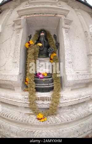 Statua di Ganesh con una ghirlanda di cerimonia Deepavali, Sri Veeramakaliamman tempio, Little India, Singapore Foto Stock