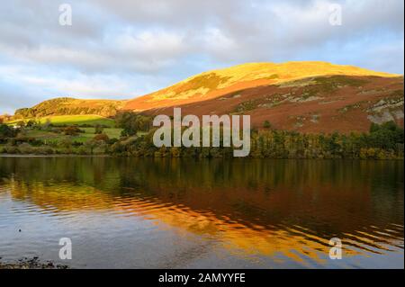 Golden Sunset colori su Askhill Knott visto dal Loweswater nel distretto del lago,Cumbria, Regno Unito. Foto Stock