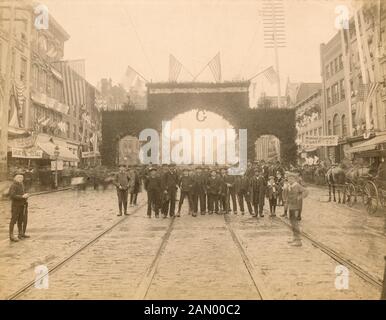 Antica fotografia del 1891, arco massonico su Main Street in Utica, New York, parte della celebrazione per la posa della pietra angolare della Casa Massonica. FONTE: FOTOGRAFIA ORIGINALE Foto Stock