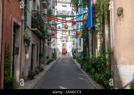 Strada Pedonale Decorata Rua Da Silva, Centro Storico, Lisbona, Portogallo Foto Stock