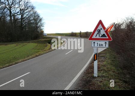 Cartello stradale indica che il lavoro è attualmente in corso sulla strada Foto Stock