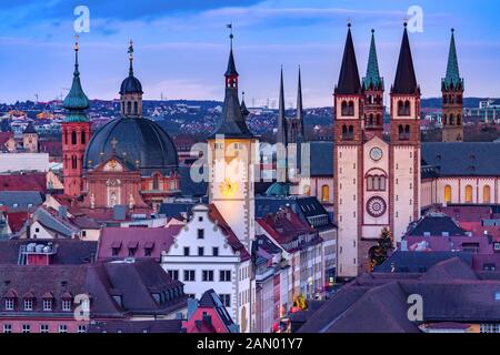 Veduta aerea notturna della Città Vecchia con la cattedrale e il municipio di Wurzburg, parte della strada Romantica, Franconia, Baviera, Germania Foto Stock