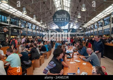 Time Out Market Lisboa è una sala ristorazione situata nel Mercado da Ribeira, Lisbona, Portogallo Foto Stock