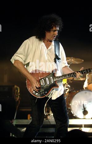 Milano Italia 05/04/2005, concerto dal vivo della Regina al Forum Assago : Brian May durante il concerto Foto Stock