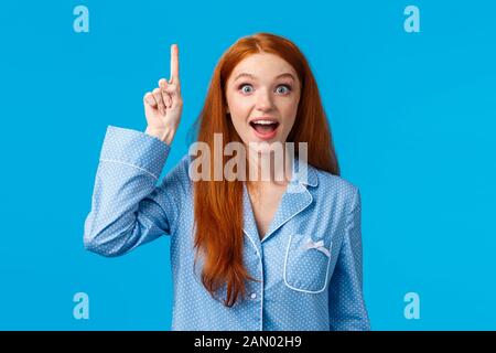 Ho trovato soluzione, ascolta me. Attraente eccitato redhead girl in calzature condividendo le sue idee, sollevando il dito indice eureka gesto, parlando con voi, sayi Foto Stock