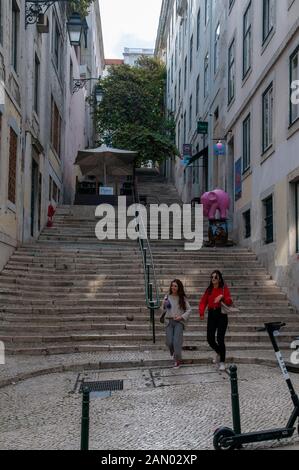 Scale in un vicolo stretto ripido a Baixa, Lisbona, Portogallo Foto Stock