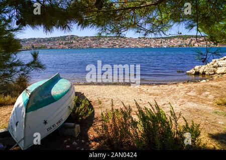 Una barca a remi deserta sulla terra Fotografata sull'isola greca di Cefalonia, Mar Ionio, Grecia Foto Stock