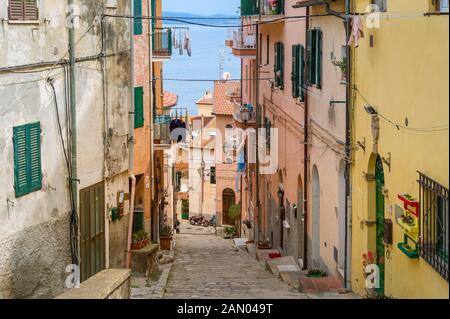 Tipica strada stretta della città vecchia. Porto Santo Stefano, Toscana, Italia Foto Stock