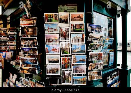 Cartoline a Venezia Foto Stock