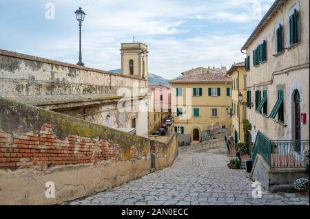 Isola d'Elba centro storico di Portoferraio e mura fortezze. Toscana, Italia. Foto Stock