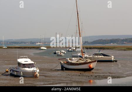 Barche e artigianato in camicia sul Solent in attesa della marea Foto Stock