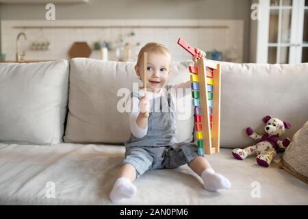 Graziosa bambina gioca con xilofono Foto Stock