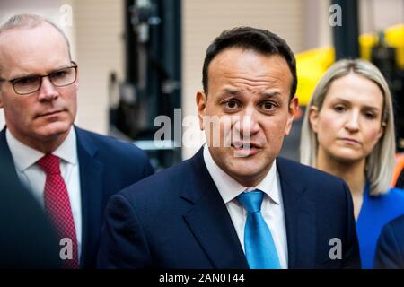 Taoiseach Leo Varadkar (centro) rispondere alle domande dei media durante una fotocellula a Combilift ad Annahagh, Co. Monaghan per lanciare la campagna elettorale generale fine Gael. Foto Stock