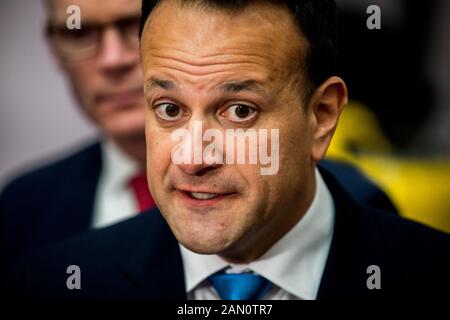 Taoiseach Leo Varadkar (centro) rispondere alle domande dei media durante una fotocellula a Combilift ad Annahagh, Co. Monaghan per lanciare la campagna elettorale generale fine Gael. Foto Stock