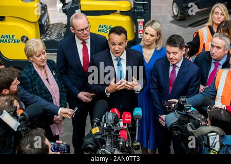 Taoiseach Leo Varadkar (centro) rispondere alle domande dei media durante una fotocellula a Combilift ad Annahagh, Co. Monaghan per lanciare la campagna elettorale generale fine Gael. Foto Stock