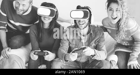 Gruppo di millennial amici per giocare con i videogiochi con la realtà virtuale cuffie - i giovani si divertono con i nuovi trend vr technology - Tech, generatio Foto Stock