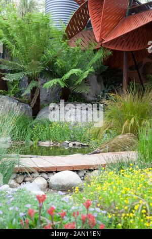 RHS Chelsea Flower Show 2013 TRAILFINDERS Giardino Australiano presentato da FLEMINGS VIVAI DESIGNER Philip Johnson. BEST IN SHOW Foto Stock