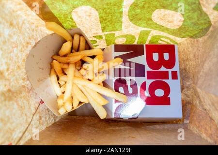 Grande Mac Burger e patatine fritte da un ristorante McDoanld Foto Stock