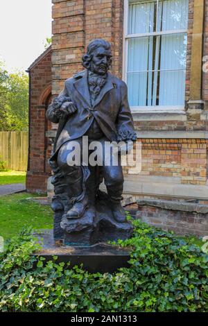 Una scultura o una statua di Erasmus Darwin, scolpita dallo scultore Peter Walker, nel Beacon Park, Lichfield, Staffordshire, Inghilterra, Regno Unito Foto Stock