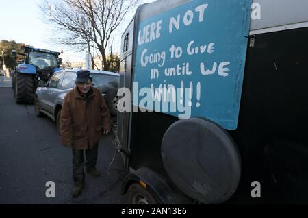 Vincent Black, un agricoltore di Cavan, tra i trattori parcheggiati su Merrion Square nel centro di Dublino, come protesta degli agricoltori sui prezzi che ottengono per i loro prodotti continua. Foto Stock