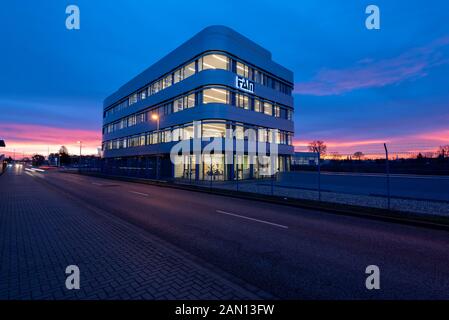 Magdeburg, Germania. 14th Gen 2020. Vista dell'edificio amministrativo della FAM Magdeburger Förderanlagen und Baumaschinen GmbH all'ora blu. Tra le altre cose, l'azienda costruisce sistemi di trasporto per miniere e porti opencast. Il Gruppo FAM è attivo in oltre 80 paesi e attualmente impiega circa 1000 persone. Credito: Stephan Schulz/dpa-Zentralbild/ZB/dpa/Alamy Live News Foto Stock