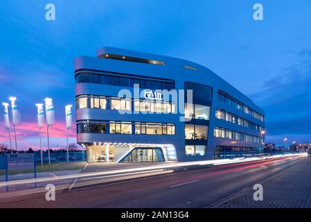 Magdeburg, Germania. 14th Gen 2020. Vista dell'edificio amministrativo della FAM Magdeburger Förderanlagen und Baumaschinen GmbH all'ora blu. Tra le altre cose, l'azienda costruisce sistemi di trasporto per miniere e porti opencast. Il Gruppo FAM è attivo in oltre 80 paesi e attualmente impiega circa 1000 persone. Credito: Stephan Schulz/dpa-Zentralbild/ZB/dpa/Alamy Live News Foto Stock