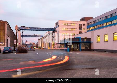 Magdeburg, Germania. 14th Gen 2020. Vista dell'ingresso alla FAM Magdeburger Förderanlagen und Baumaschinen GmbH con le tracce luminose di un'auto. Tra le altre cose, l'azienda costruisce sistemi di trasporto per miniere e porti opencast. Il Gruppo FAM è attivo in oltre 80 paesi e attualmente impiega circa 1000 persone. (Esposizione lunga) credito: Stephan Schulz/dpa-Zentralbild/ZB/dpa/Alamy Live News Foto Stock