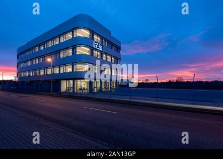 Magdeburg, Germania. 14th Gen 2020. Vista dell'edificio amministrativo della FAM Magdeburger Förderanlagen und Baumaschinen GmbH all'ora blu. Tra le altre cose, l'azienda costruisce sistemi di trasporto per miniere e porti opencast. Il Gruppo FAM è attivo in oltre 80 paesi e attualmente impiega circa 1000 persone. Credito: Stephan Schulz/dpa-Zentralbild/ZB/dpa/Alamy Live News Foto Stock