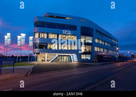 Magdeburg, Germania. 14th Gen 2020. Vista dell'edificio amministrativo della FAM Magdeburger Förderanlagen und Baumaschinen GmbH all'ora blu. Tra le altre cose, l'azienda costruisce sistemi di trasporto per miniere e porti opencast. Il Gruppo FAM è attivo in oltre 80 paesi e attualmente impiega circa 1000 persone. Credito: Stephan Schulz/dpa-Zentralbild/ZB/dpa/Alamy Live News Foto Stock