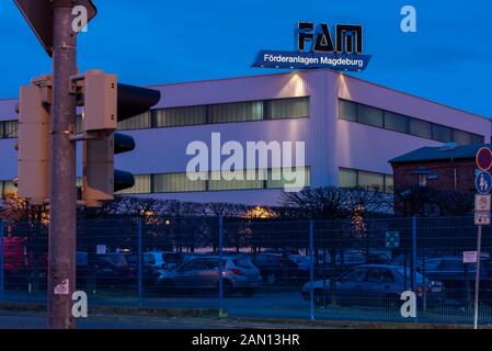 Magdeburg, Germania. 14th Gen 2020. Vista di uno degli edifici della FAM Magdeburger Förderanlagen und Baumaschinen GmbH all'ora blu. Tra le altre cose, l'azienda costruisce sistemi di trasporto per miniere e porti opencast. Il Gruppo FAM è attivo in oltre 80 paesi e attualmente impiega circa 1000 persone. Credito: Stephan Schulz/dpa-Zentralbild/ZB/dpa/Alamy Live News Foto Stock