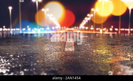 Strada di cemento e pavimento di cemento e luci.Urban cityscape.pozzanghere sul terreno Foto Stock