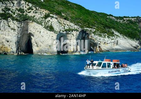 Agia Nikolaos, Grecia - 25 Maggio 2016: persone non identificate e in barca e grotte intorno a capo Skinari sull'isola di Zante Foto Stock